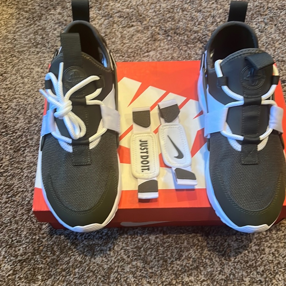 Woman’s Nike Huarache city low